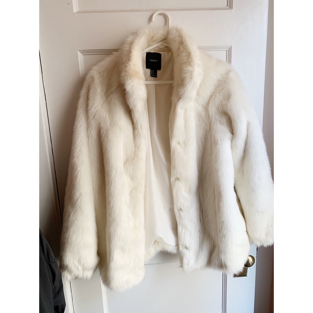 ✨FAUX FUR WHITE FLUFFY JACKET✨